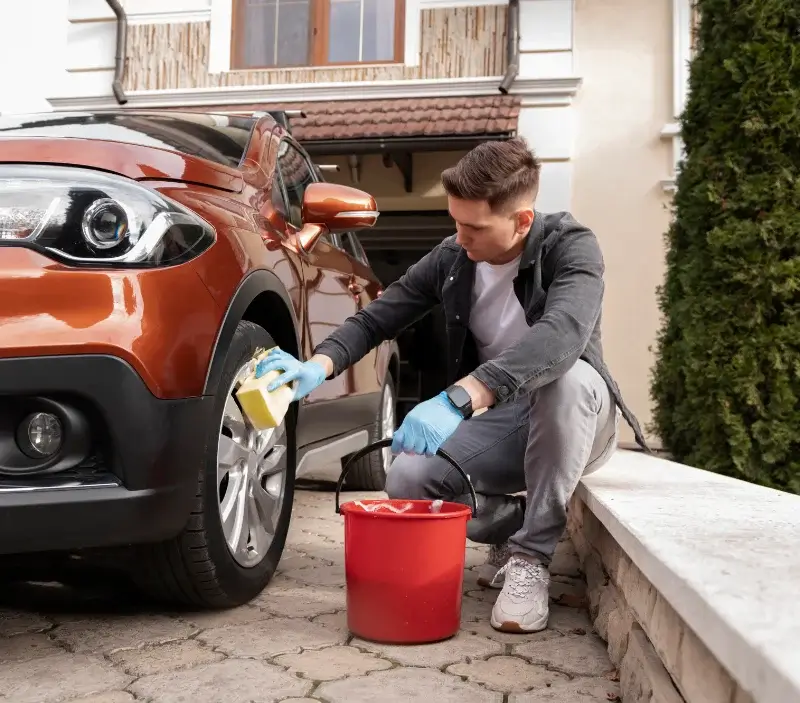 Lavage auto à domicile La Fontaine-Saint-Martin : professionnel intervenant sur un véhicule